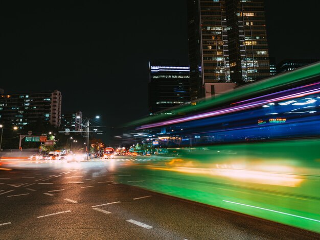 Groen licht paden in kruispunt. Lange blootstelling in Seoul