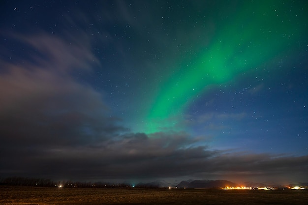 Groen noorderlicht in de lucht van IJsland bij Hofn