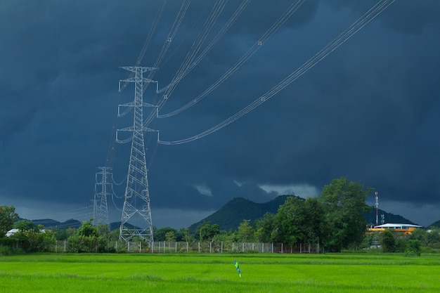 Groen padieveld met zware stromachtergrond