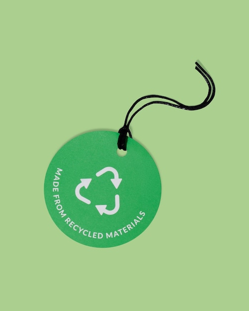 Foto groen papieren label met inscriptie quotgemaakt van gerecyclede materialenquot ecologie concept mockup