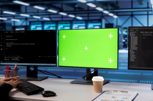 Groen schermcomputers in datacentrumfaciliteiten voor het beheer van servers