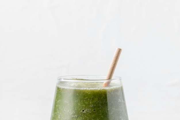 Groen smoothieglas van de close-up