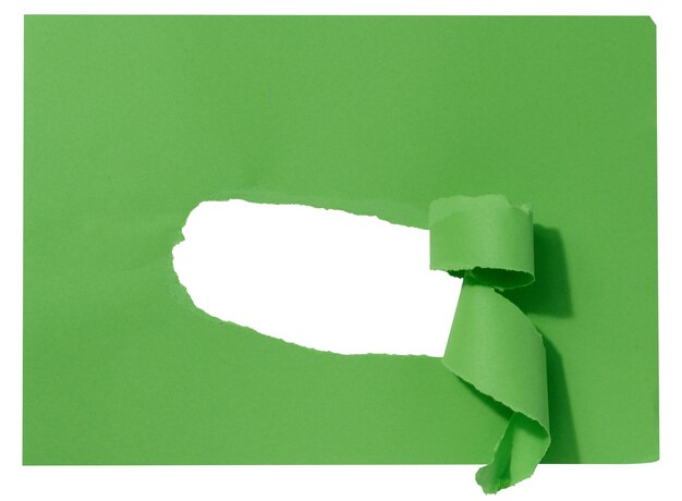 Foto groen vel papier met een gat op een witte achtergrondkopieerruimte