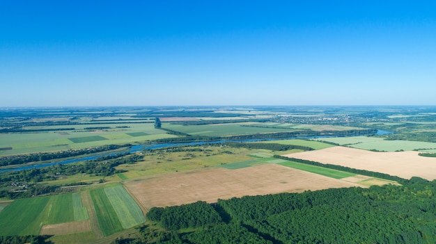 Groen veld en blauwe lucht