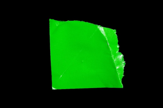 Groen vierkant papier tegen een zwarte achtergrond