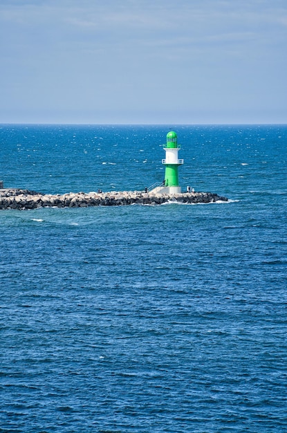 Groen witte vuurtoren aan de rivier de Warnow in Rostock aan de Oostzee