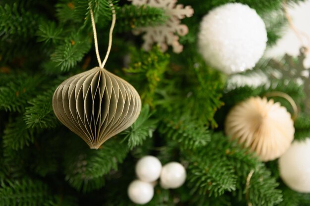 Groenboek diy decor op kerstboom