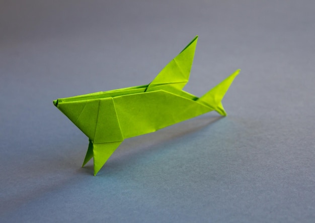 Groenboek haai origami geïsoleerd op een grijze achtergrond