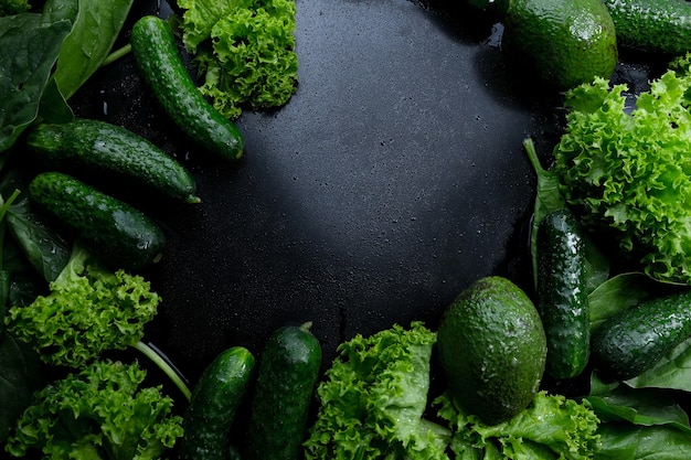 Groene achtergrond van verse sla bladeren avocado komkommer courgette.