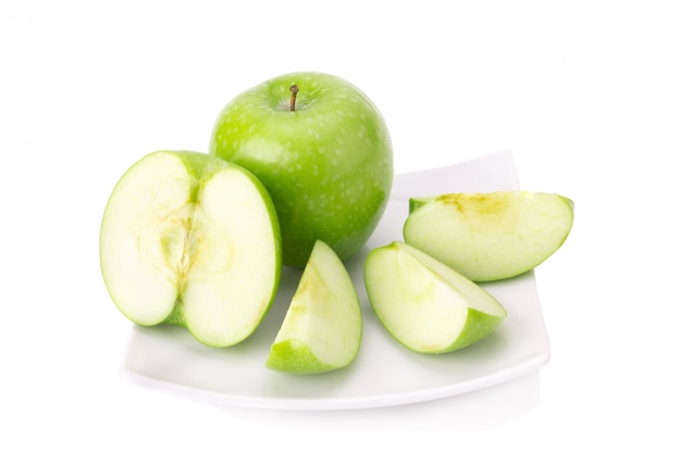 Groene appel, die op witte achtergrond wordt geïsoleerd