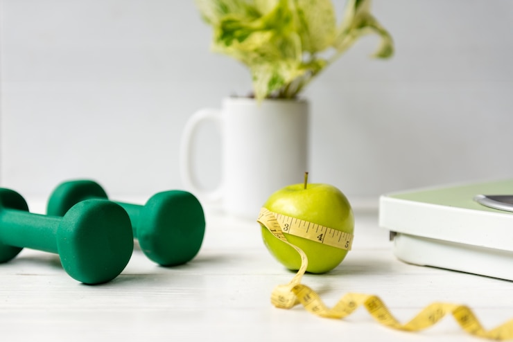 Foto groene appel met meetlint dichten. dieet gezondheidsplan. voeding start workoutplanning