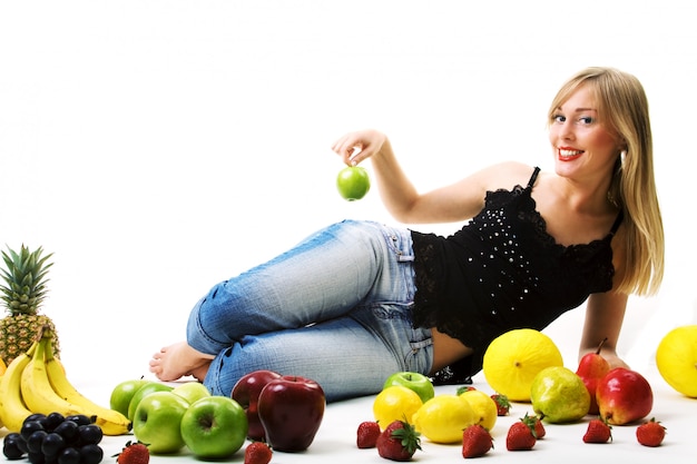 groene appel op de heup van de vrouw