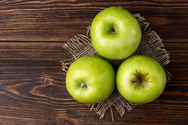 Groene appel op donkere houten achtergrond.