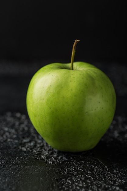 Groene appel op donkere tafel