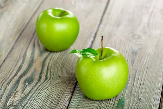 groene appel op houten achtergrond