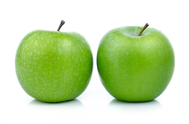 Groene appel op witte ruimte