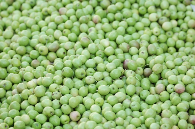 Groene appels achtergrond. vers fruit te koop op de lokale markt.