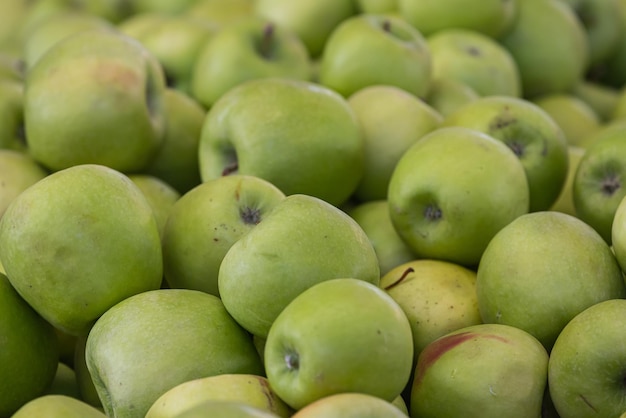 Groene appels achtergrond. Verse appels variëteit geteeld in de winkel. Appel geschikt voor sap, strudel, appelmoes, compote