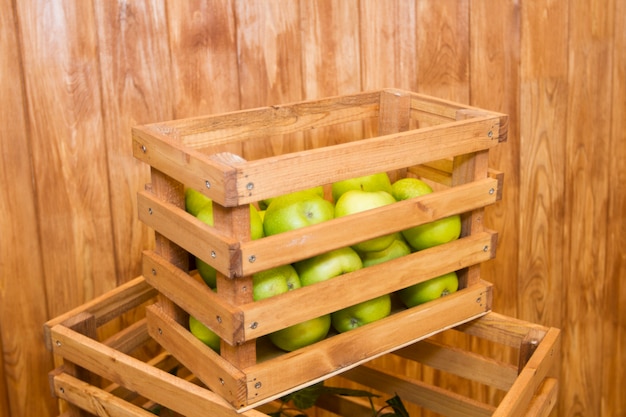 Groene appels die in een houten doos liggen