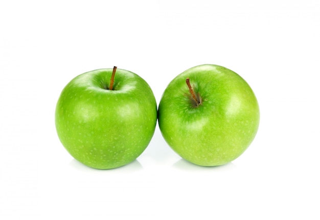 Groene appels die op een wit worden geïsoleerd