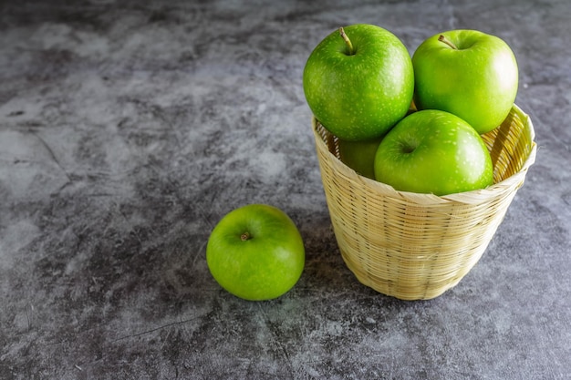 Groene appels in een mand