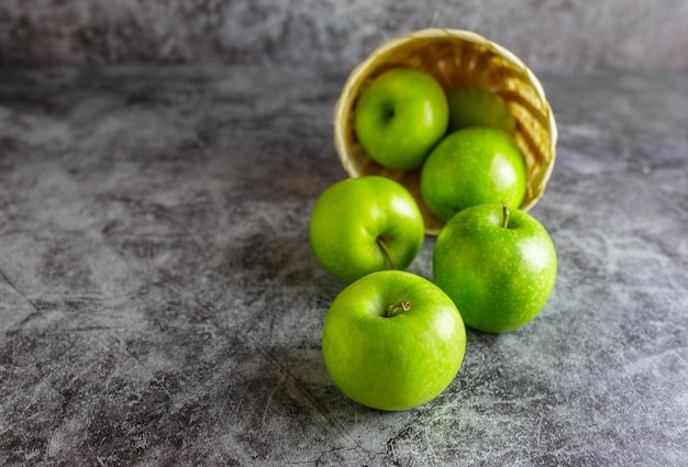 Groene appels in een mand