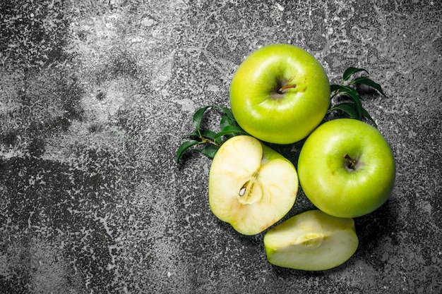 Groene appels met bladeren. Op een rustieke achtergrond.