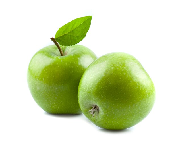 Groene appels met bladeren op een witte achtergrond.