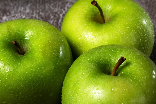 Groene appels met waterdruppels