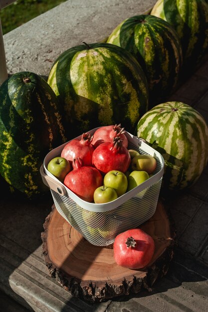 Groene appels met watermeloenen en granaatappels