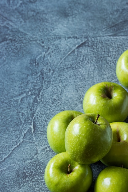 Groene appels op blauw oppervlak. Bovenaanzicht. Kopieer ruimte.