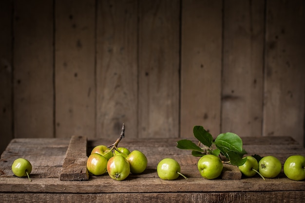 Groene appels op een oude doos