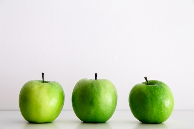 Groene appels op een witte close-up als achtergrond