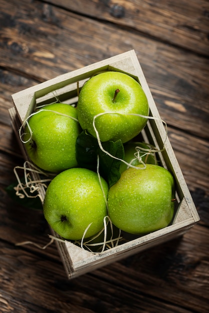 Groene appels op houten tafel