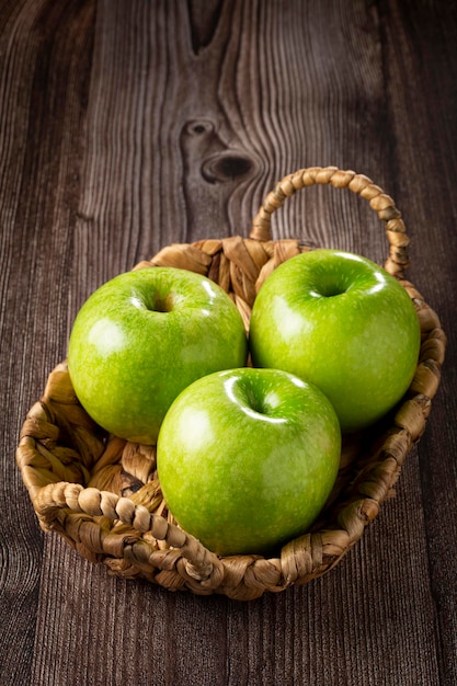 Groene appels op tafel