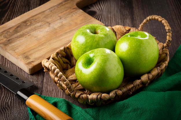 Groene appels op tafel