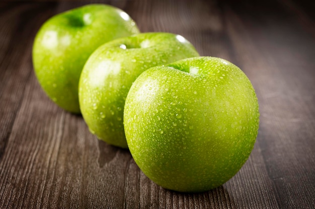 Groene appels op tafel