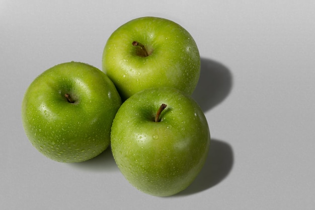 Groene appels op witte ondergrond