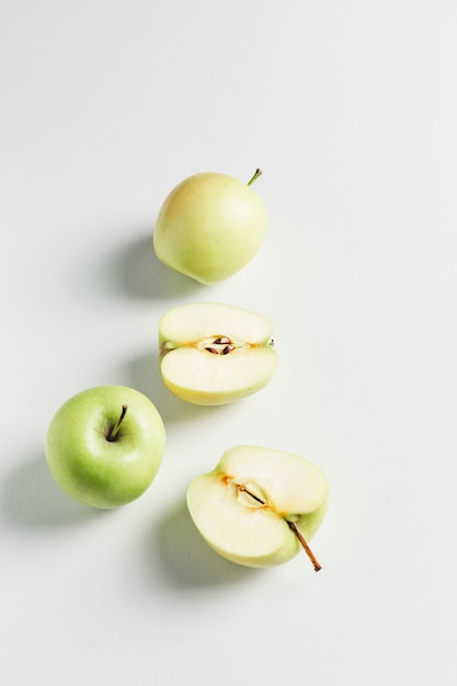 Groene appels op witte tafel