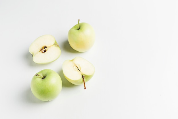 Groene appels op witte tafel