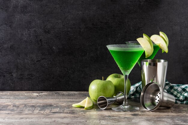 Groene appletini cocktail in glas op houten tafel