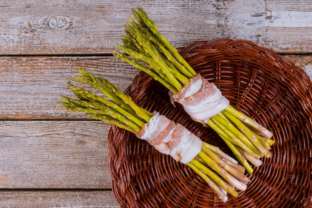 Groene asperge omwikkeld met gerold bacon