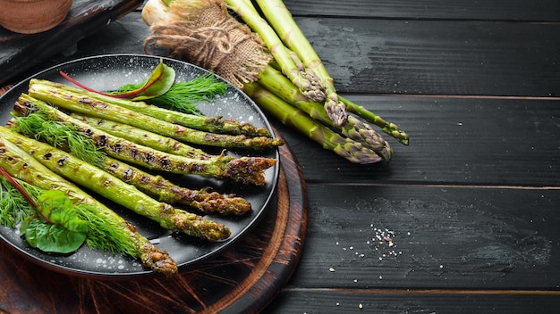 Groene asperges gegrild met kruiden Gezonde voeding Bovenaanzicht Vrije ruimte voor uw tekst