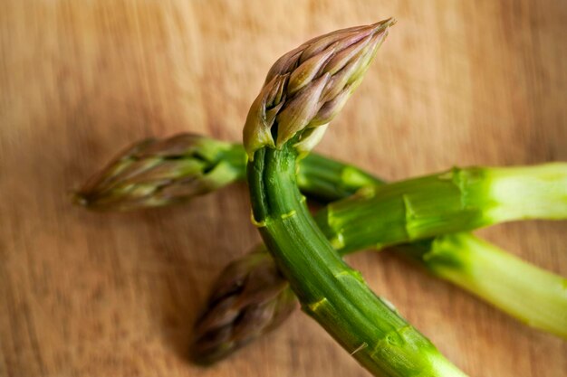 Groene asperges in een keuken