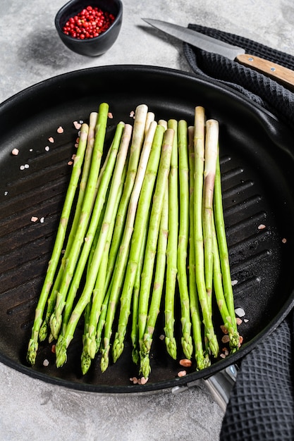 Groene asperges koken in een koekenpan