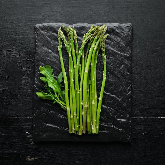 Groene asperges met groenten Gerechten menu Vrije kopieerruimte Bovenaanzicht