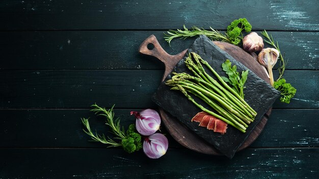 Groene asperges met groenten gerechten menu vrije kopieerruimte bovenaanzicht