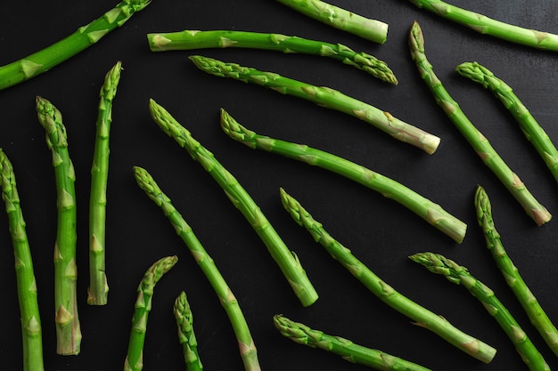 Groene asperges op donkere ondergrond klaar om te koken