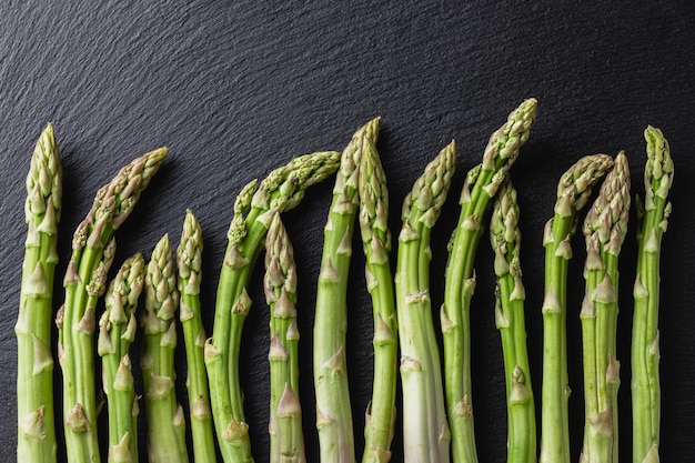 Groene asperges op een zwarte achtergrond