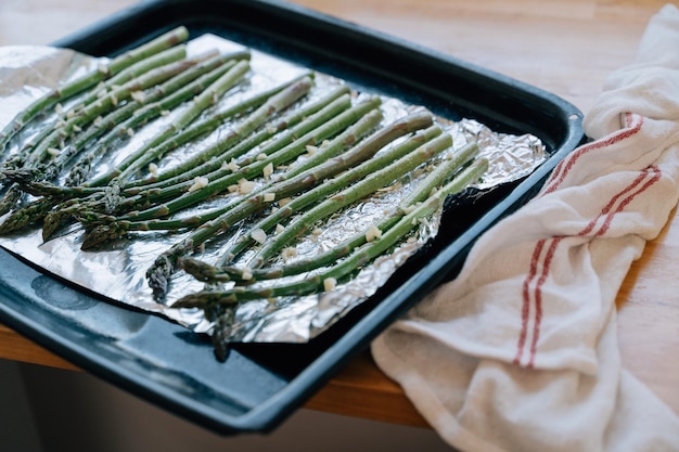 Groene asperges spruiten op koekenpan in keuken Gegrilde verse groenten